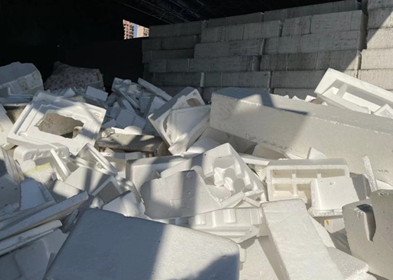 Abfall, der auf das Schaumstoff-Recycling wartet