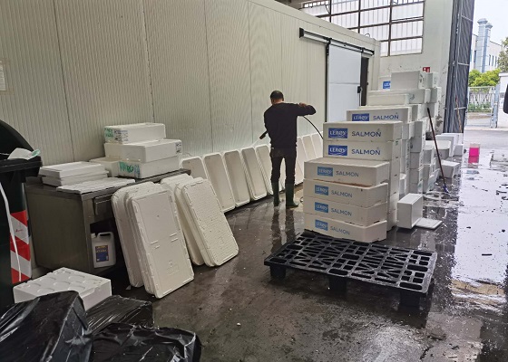 Ausgediente EPS-Fischkisten