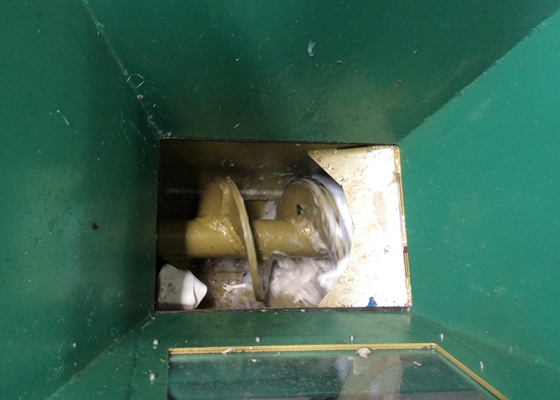 Entleerung von gefüllten Flaschen