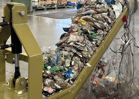 Entleerung von gefüllten Flaschen