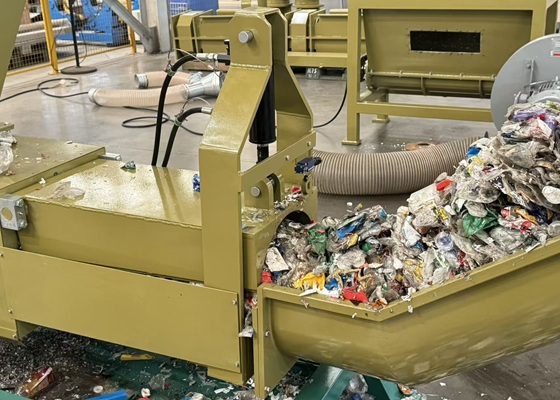 Entleerung von gefüllten Flaschen