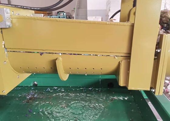 Entleerung von Joghurtbechern