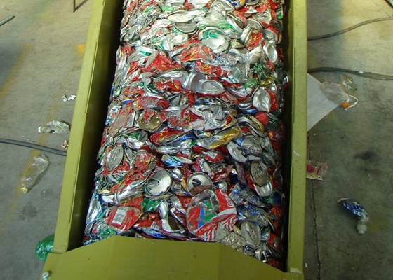 Entwässerte Aluminiumdosen