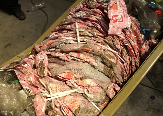 Entwässerung und Verdichtung von Tetra Pak-Verpackungen