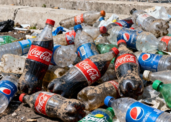 Flüssigkeitshaltige Altgetränkeflaschen