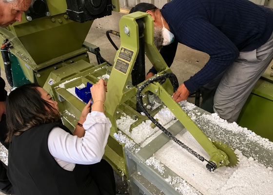 GreenMax-Team stellt die Maschine vor Ort ein