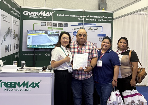 GREENMAX und Kunde beim gemeinsamen Foto