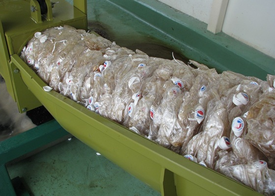 Leerung und Verdichtung von PET-Flaschen