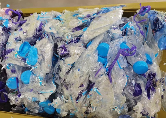 Leerung und Verdichtung von PET-Flaschen