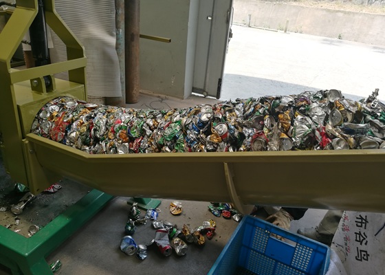 verdichten von Aludosen