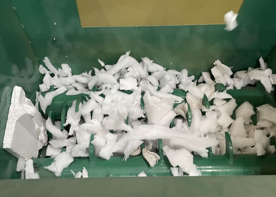 Zerkleinerte PE-Schaumstücke