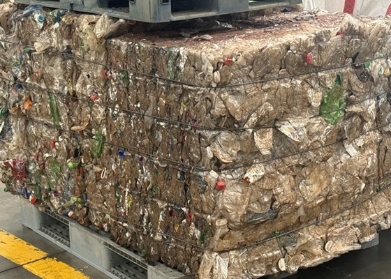 zu Ballen gepresste PET-Flaschen